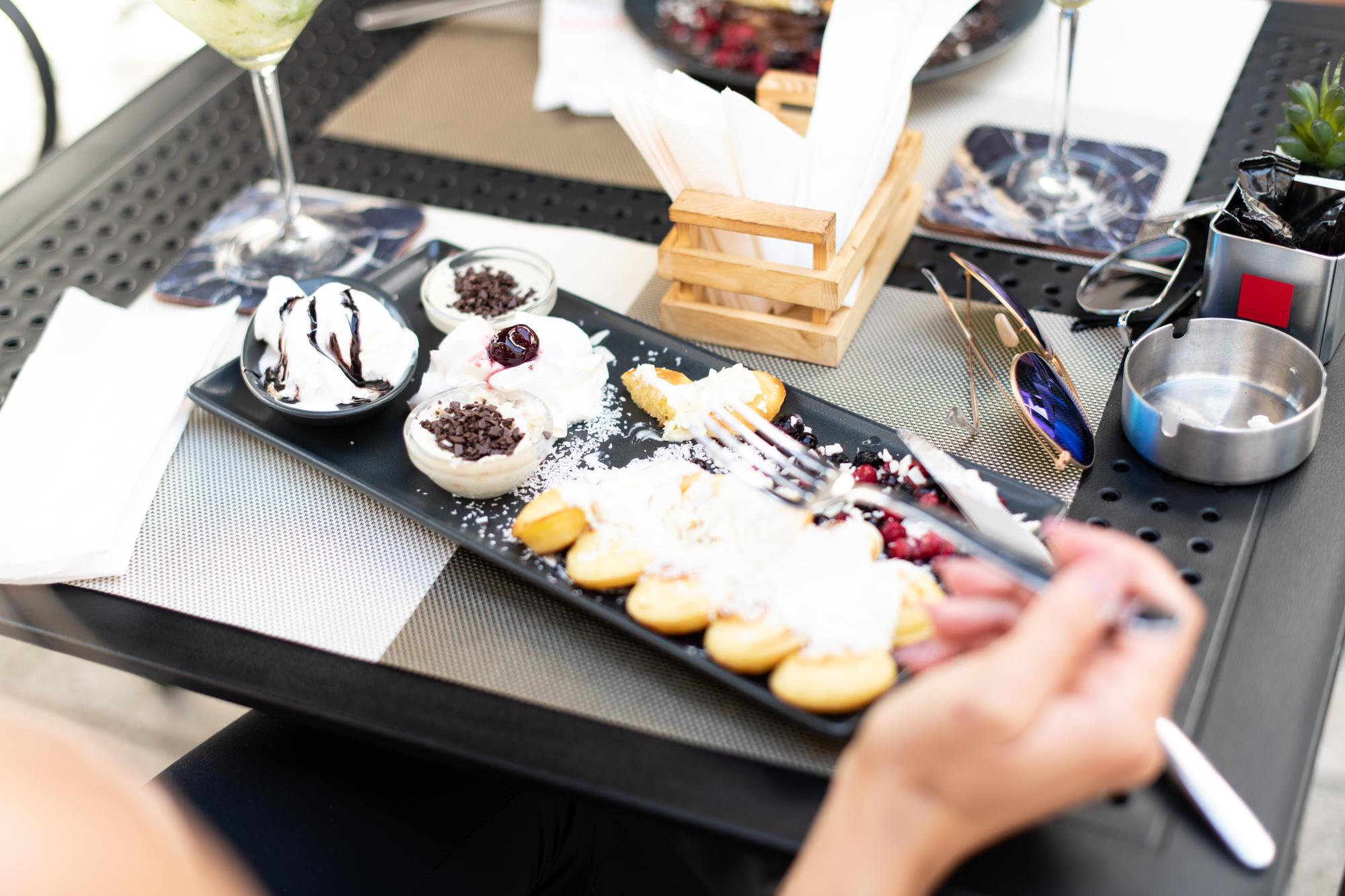 Compact workstation with plated desserts